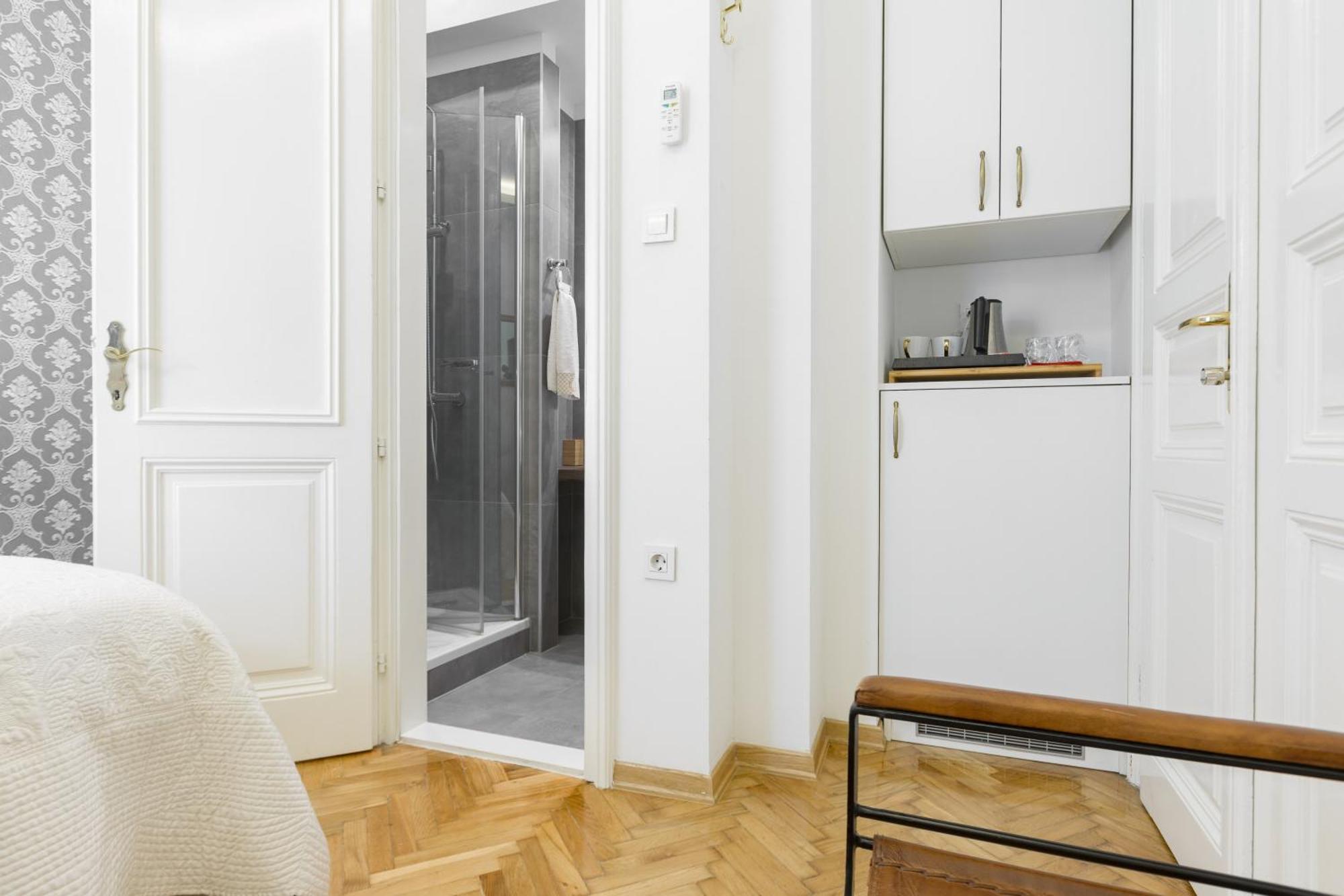 Aurelia Antik & Rooms, Center *
